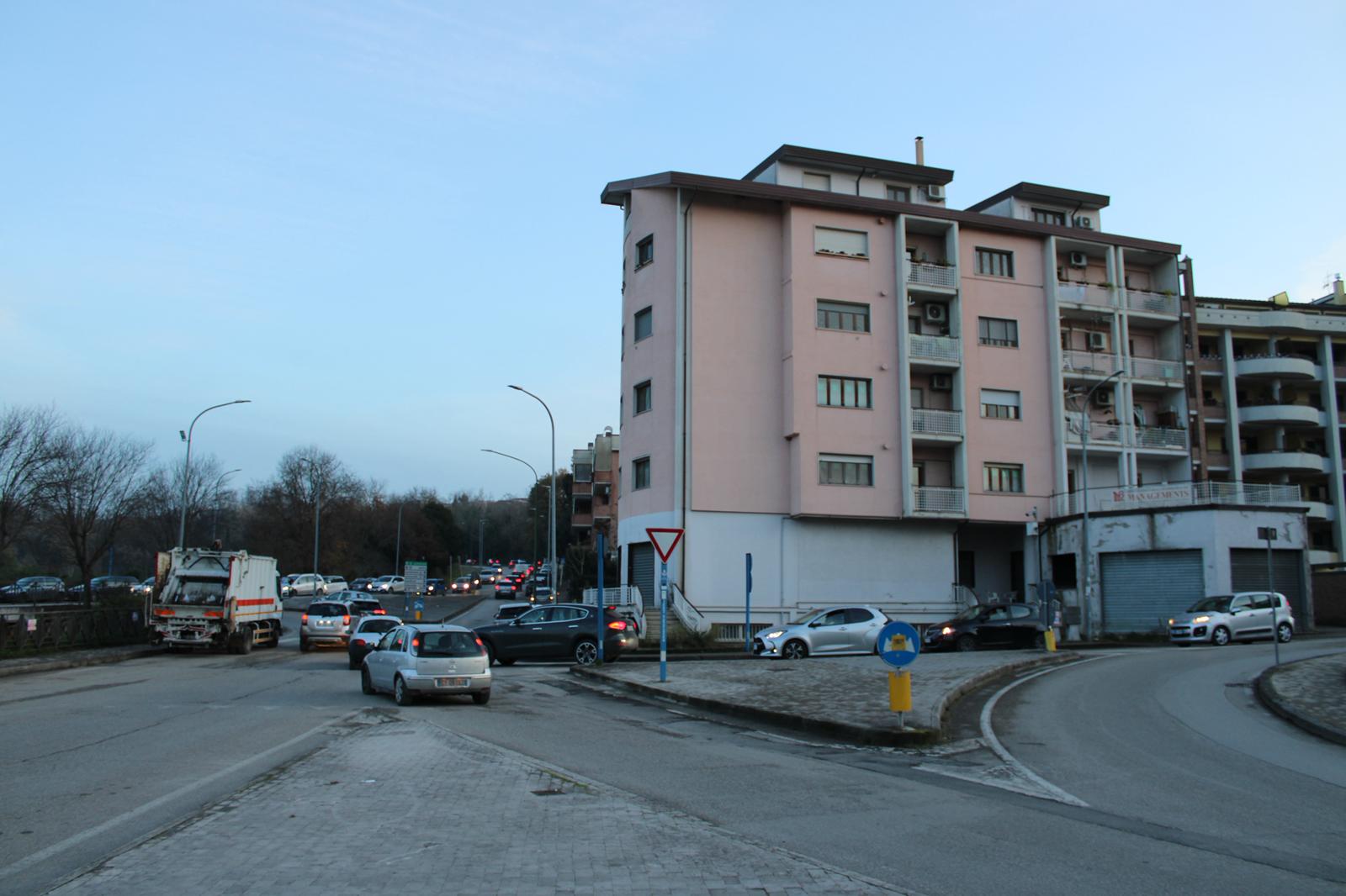 Ampio locale commerciale