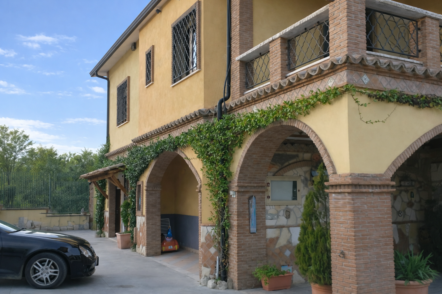 QUADRILOCALE ZONA APPIA CON TERRENO