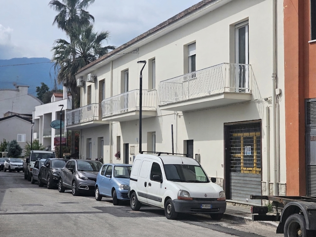 Ampio locale commerciale