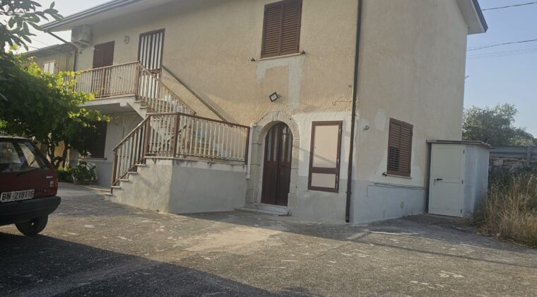 Terratetto unifamiliare con ampio deposito – Contrada Collemastarzo, Casalduni