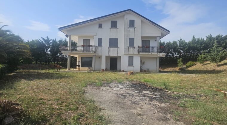 Terratetto unifamiliare con giardino e terreno – Contrada Collemastarzo, Casalduni